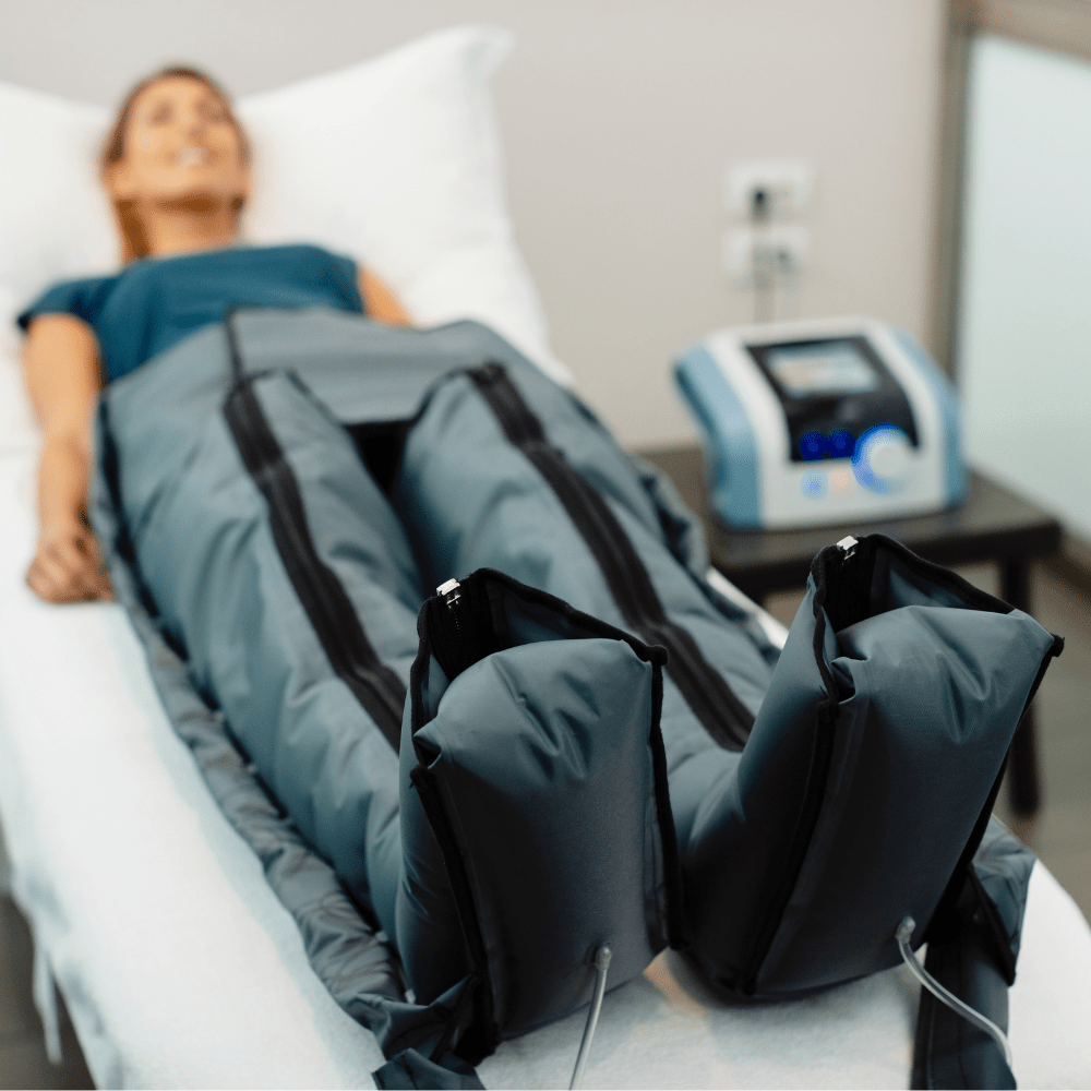 Una chica realizando una sesión de presoterapia en un centro de fisioterapia en Santa Eugènia de Berga