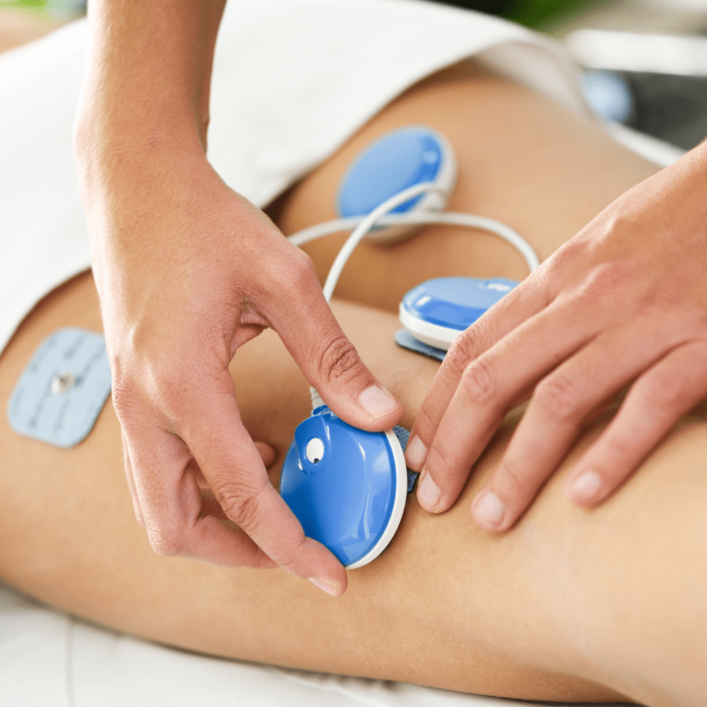 Una chica realizando una sesión de magnetoterapia en un centro de fisioterapia en Santa Eugènia de Berga