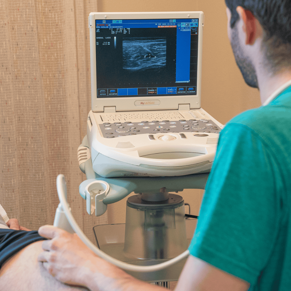 Un chico realizando una ecografía en un centro de fisioterapia en Santa Eugènia de Berga