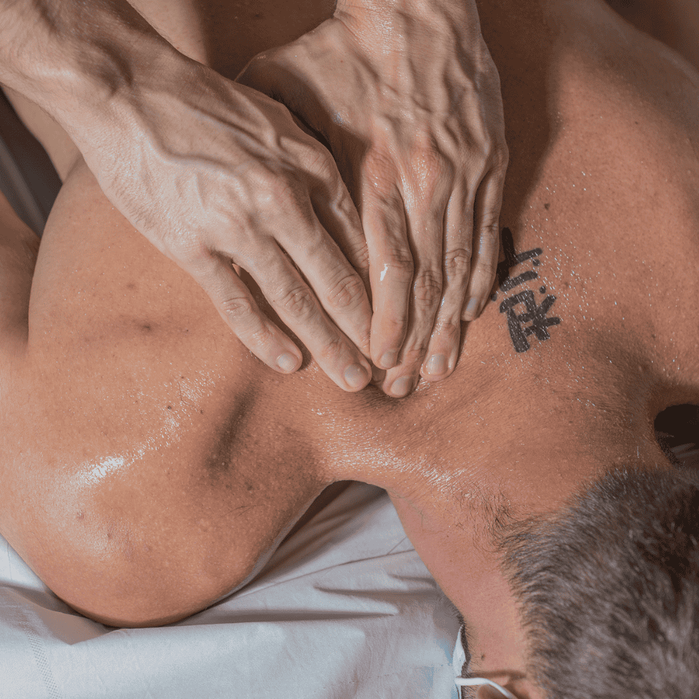 Un chico realizando un masaje descontracturante en un centro de fisioterapia en Santa Eugènia de Berga