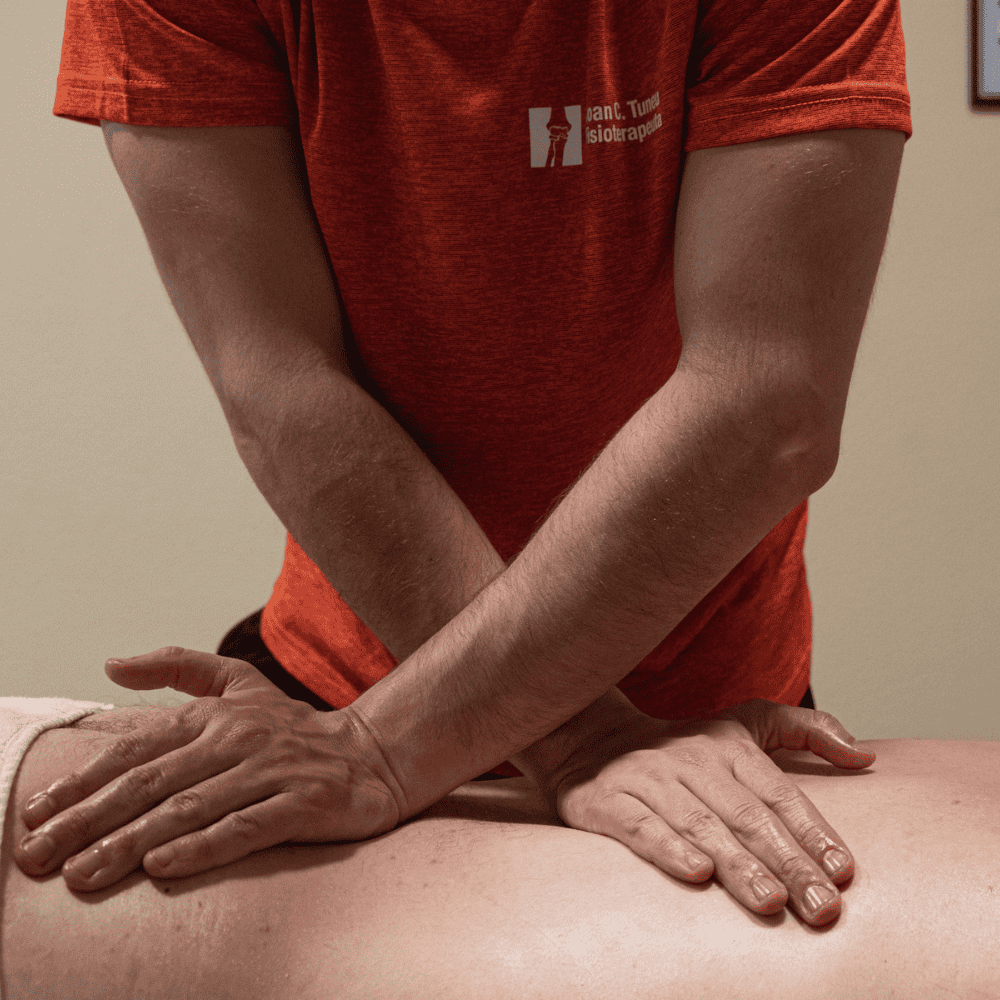 Un chico realizando una sesión de drenaje linfático en un centro de fisioterapia en Santa Eugènia de Berga