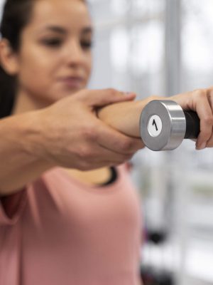 mujer-borrosa-haciendo-ejercicio-con-mancuernas-de-cerca