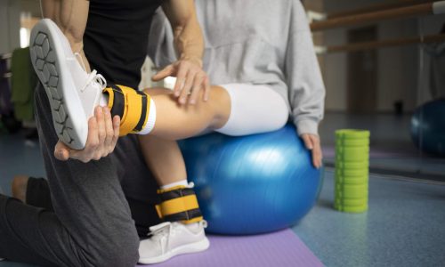 paciente-haciendo-rehabilitacion-fisica-ayudado-por-terapeutas (2)